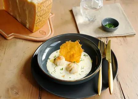 Noix de saint-jacques à la crème de grana padano avec tuile