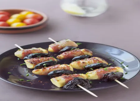Brochettes de quenelles au lard et aux pruneaux