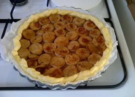 Tarte fine au boudin blanc et à la compote de pomme