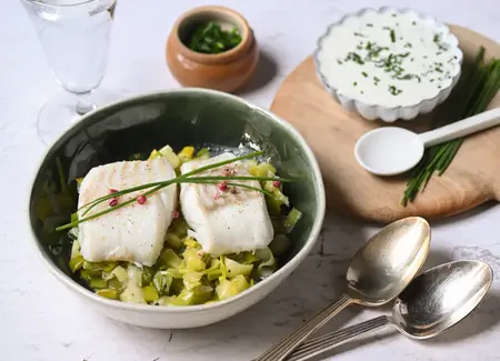 Cabillaud vapeur douce, poireaux & sauce yaourt citron