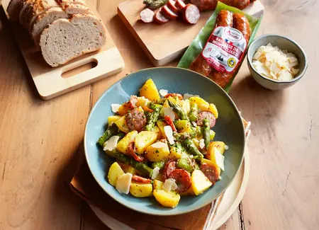 Salade tiède de pommes de terre nouvelles, asperges & montbéliard