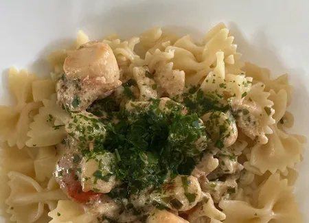 Douceur de saint-jacques à l'estragon sur lit de pâtes fraîches