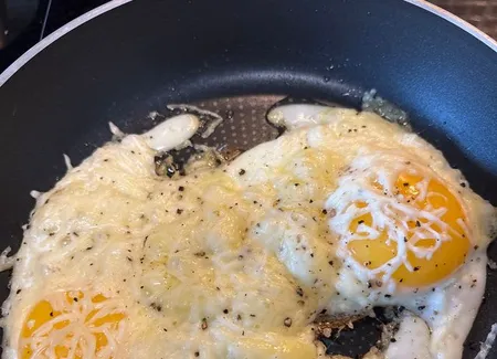Oeufs au plat aux fromages
