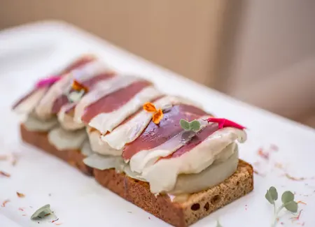 Toast magret de canard fumé apéritif