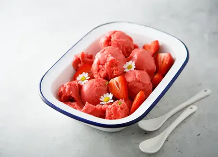 Sorbet rafraîchissant fraise et menthe