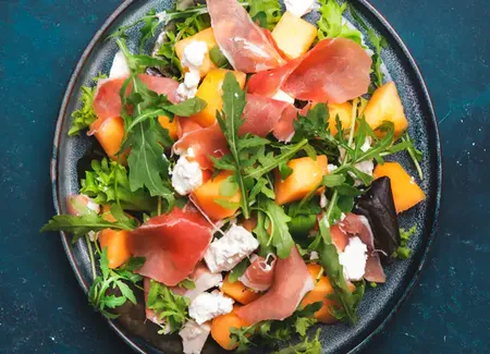 Salade d'été aux fruits et au jambon