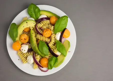 Salade de pâtes au melon et jambon cru