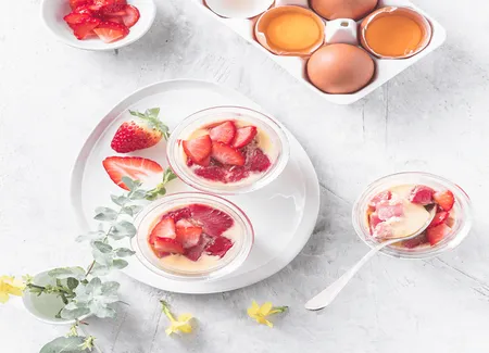 Crèmes aux œufs et fraises