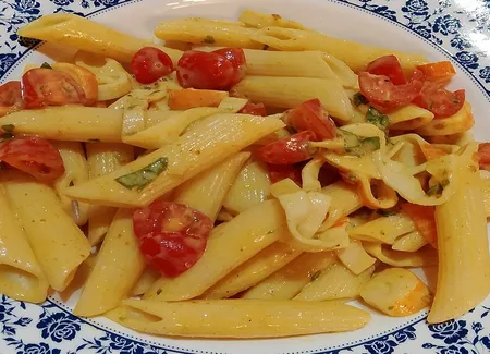 Salade de pâtes au curry et surimi