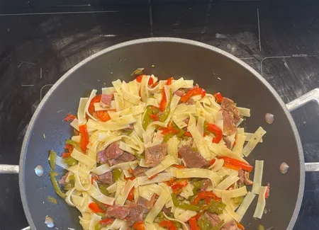 Pâtes aux poivrons et jambon de bayonne