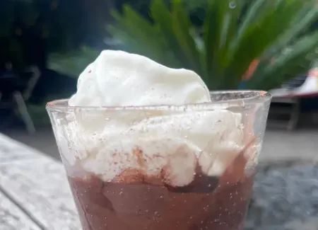 Chocolat liégois et sa chantilly au siphon