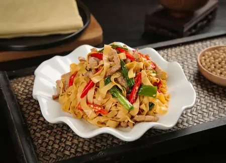 Wok de nouilles chinoises au tofu