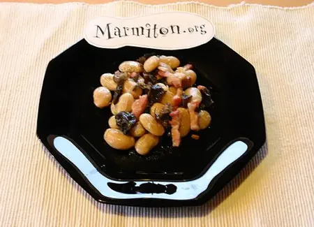 Salade de haricots aux champignons noirs et aux lardons