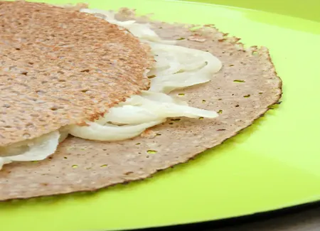 Crêpes farcies aux oignons fondus