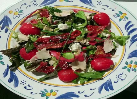 Salade d'été tomates séchées, feta, poulet, pistache, vinaigrette framboise balsamique
