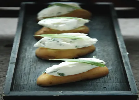Barquettes de pommes de terre et chèvre frais aux herbes