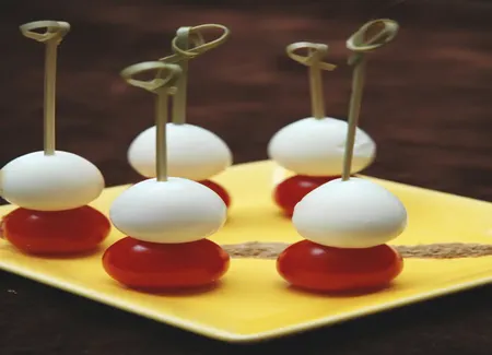 Brochettes oeufs et tomates