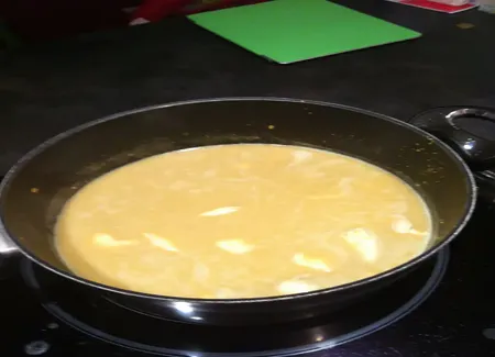 Soupe de lentilles corail au poulet et au lait de coco