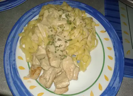 Tagliatelles et sauté de dinde à la moutarde