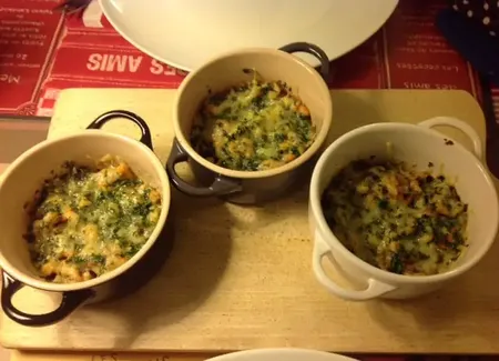 Cassolette de crevettes à l'ail, persil et gruyère