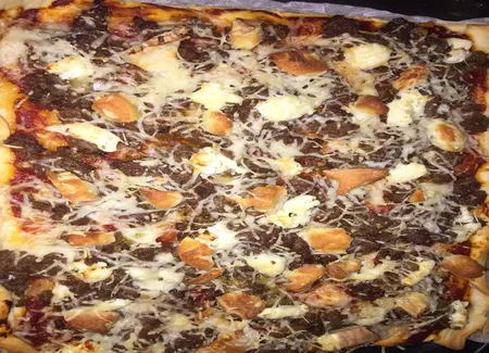 Pizza moelleuse à la viande et parfumée au boursin