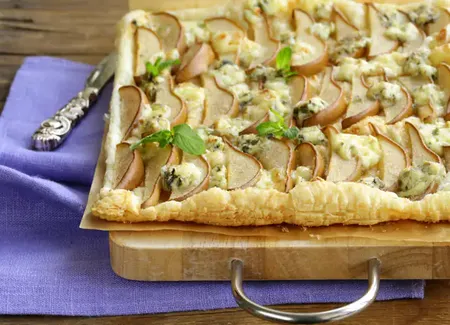 Tarte poires au sirop et roquefort