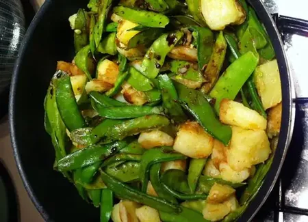 Poêlée de pois gourmands et pommes de terre