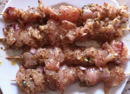 Brochettes de poulet marinées au miel et à la moutarde à l'ancienne
