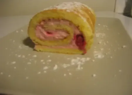 Gâteau roulé aux framboises