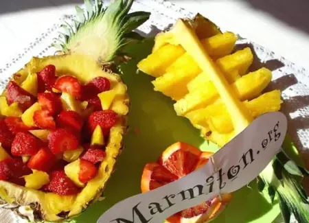 Fraises en coque d'ananas