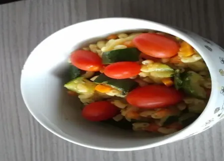 Salade de pâtes et courgettes au curry