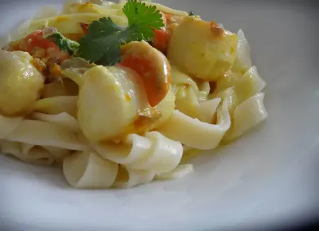 Tagliatelles aux noix de saint-jacques et curcuma
