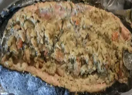 Saumon entier farci aux fruits de mer