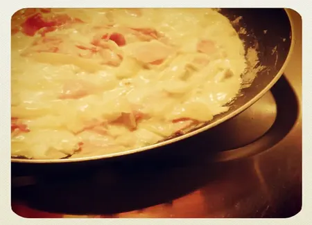 Jambon à la poêle, chèvre et oignon