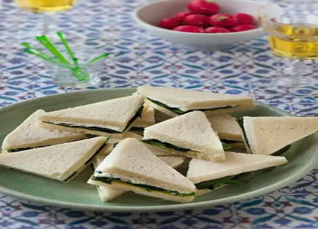Sandwichs triangles fromage frais moutarde et épinard