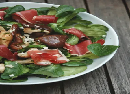Salade de mâche, champignons et canard