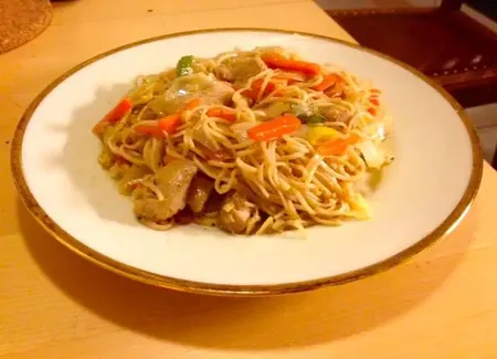 Nouilles chinoises sautées au poulet mariné