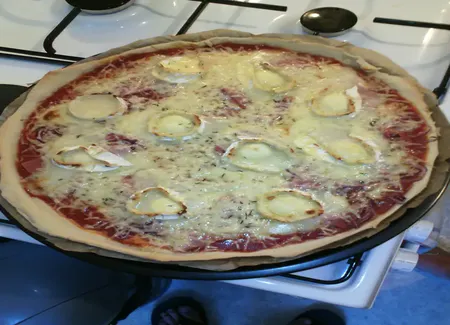 Pizza jambon chèvre miel