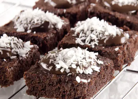 Petits pavés au chocolat et aux amandes ou noix de coco