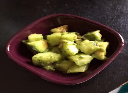 Salade à l'avocat et au concombre des îles