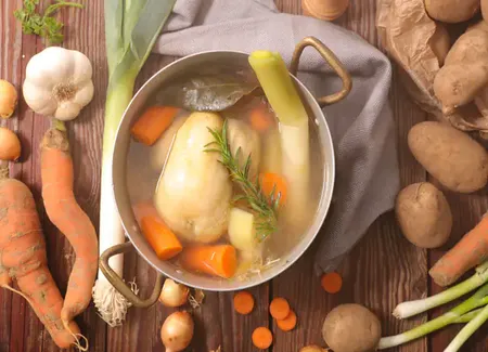 Poule au blanc (poule au pot à la normande)
