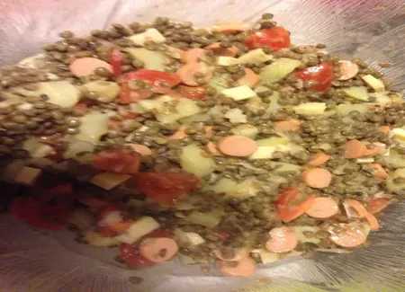 Salade de lentilles, saucisses, tomates et emmental