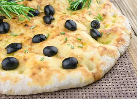 Pain focaccia aux olives noires et au romarin