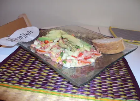 Salade aux deux poivrons, avocat, tomate, concombre
