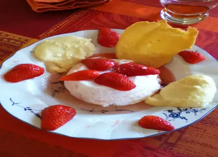 Blanc manger aux fraises et crème d'amande