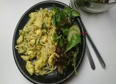 Wok de poulet et courgettes au curry et ses nouilles chinoises