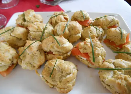 Petits choux salés au saumon et aux herbes