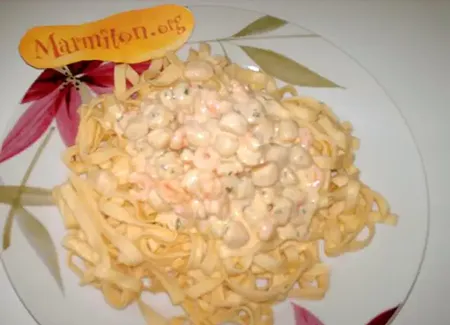 Tagliatelles fraîches sauce à la crème, aux noix de saint-jacques et crevettes à la crème