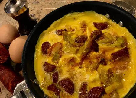 Brouillade d'oeufs au chorizo et poireaux