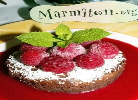 Gâteau moelleux au chocolat, framboises et cardamome